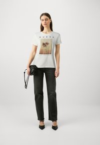 Guess PICTURED STRAS - Triko s potiskem - cream white multi