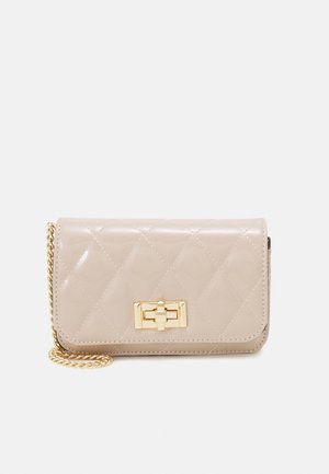 Beige patent leather lompakko, jossa on kulmikkaita ompeleita, kultaketjuhihna ja metallinen solkiyksityiskohta. Kompakti suorakulmainen muotoilu hienovaraisella kiiltopinnalla.