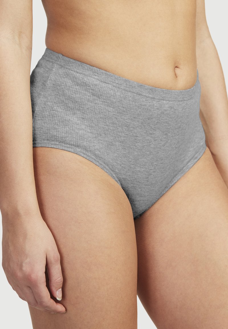 Harmaa korkeavyötäröinen alushousu, joka on valmistettu ribbikankaasta. Siinä on saumatonta reunaa ja sileä pinta, joka korostaa mukavaa istuvuutta.