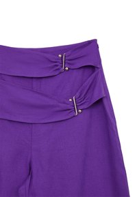 Pantaloni viola a vita alta con un design unico a nodi in vita e dettagli in metallo dorato. Texture liscia e vestibilità su misura.