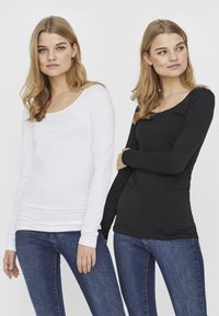 Langsleeve t-shirts in het wit en zwart, gemaakt van gladde katoen, met een ronde halslijn en een getailleerd ontwerp.
