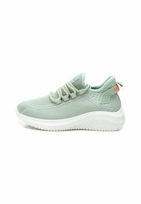Zapatilla deportiva verde claro hecha de material de malla con cordones elásticos, suela blanca y un acento rojo en el talón. Diseño texturizado en los lados.
