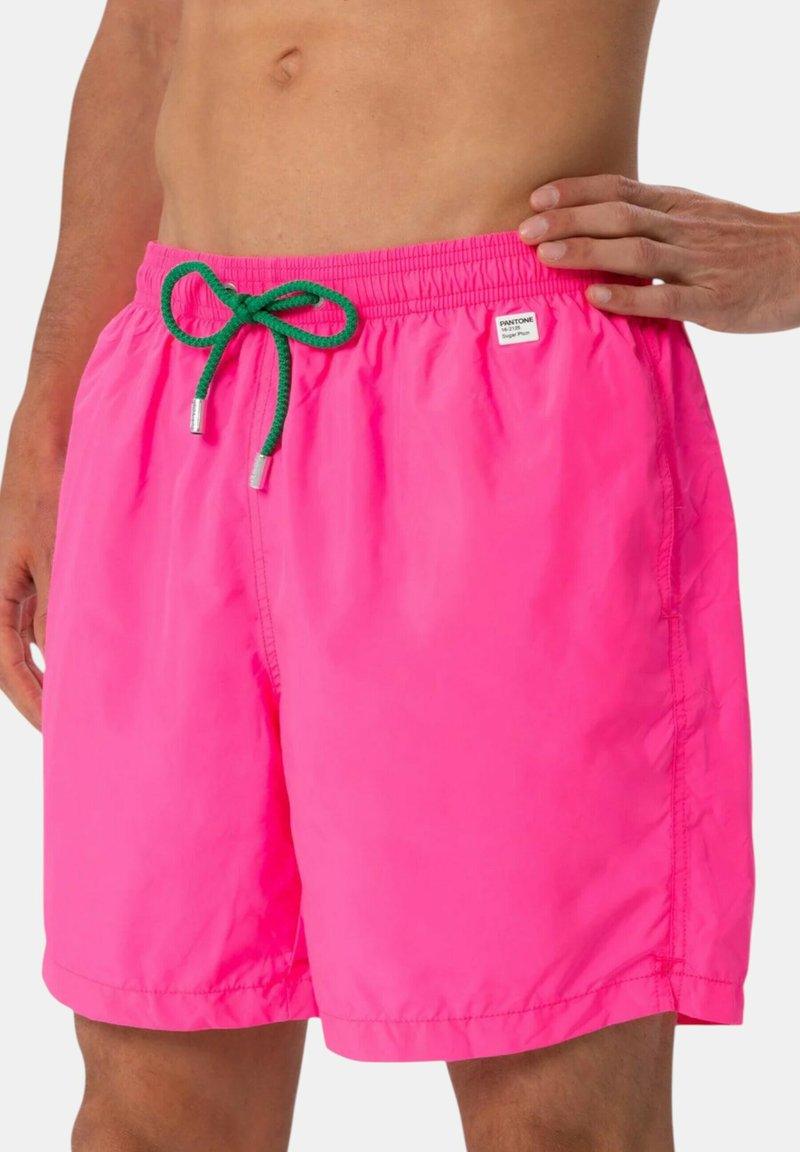 Pantaloni da bagno rosa realizzati in un tessuto leggero con vita elasticizzata e cordino verde. Presentano tasche laterali e un'etichetta sul retro.