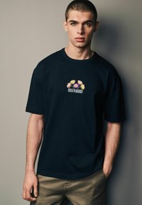 Next NATURE GRAPHIC - Apdrukāts T-krekls - black flower embroidery