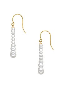 Zeltaini auskari ar karabīnveida piekari, kas rotāti ar pakāpju dizainu no baltiem pērļiem, kuriem ir gluda virsma un delikāta, iegarena forma.