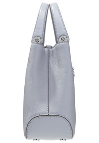 Bolso de mano de cuero gris claro visto de lado, con dos asas acolchadas unidas por anillos de metal plateado y detalles de costura visibles.