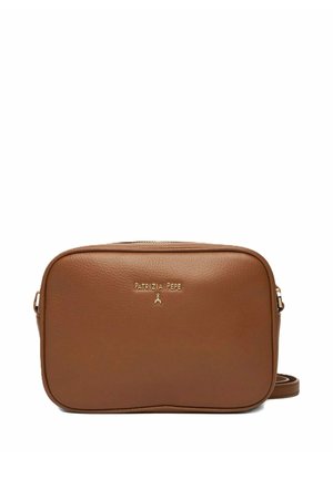 Bolso bandolera rectangular de cuero marrón con logo dorado de Patrizia Pepe y correa ajustable sobre fondo blanco.