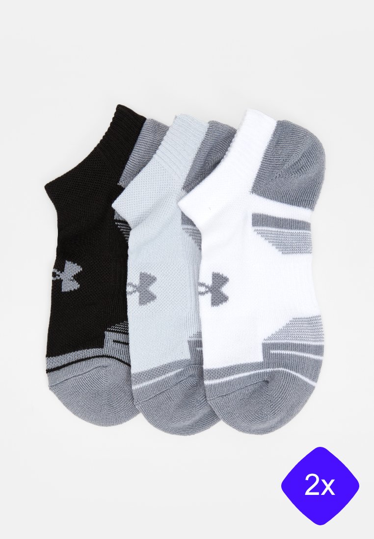 Trois paires de chaussettes basses en noir, gris clair et blanc, avec un logo et des designs de talon et de pointe contrastants.