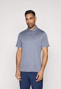 Γκρι πόλο μπλουζάκι κατασκευασμένο από συνθετικό ύφασμα, με κλασικό γιακά, τρία κουμπιά, κοντά μανίκια και μικρό λογότυπο στο στήθος.