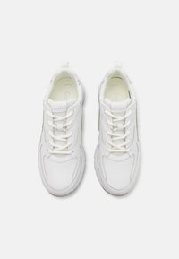 Scarpe da ginnastica bianche con tomaia in pelle liscia, dettagli in rete e suola ammortizzata. Presentano lacci e un linguetta sul tallone.