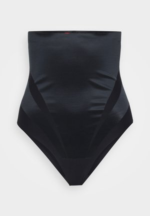 Banho de sol preto de cintura alta com uma textura lisa e suave. Apresenta painéis laterais com acabamentos mate e brilhante variáveis.