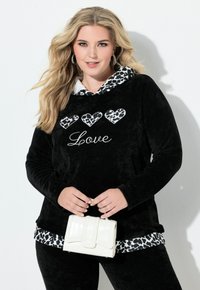 Sort velour hoodie med leopardmønster detaljer på hætten og kanten, der har tre hjerte-designs og teksten "Love". Hvid taske.