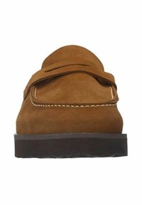 Chaussure en suède brun de style moccasin avec un bout rond, un accent cousu et une semelle en caoutchouc noir. Design simple sans matériel visible.