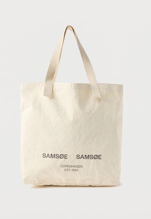 Borsa tote beige con due manici, con la scritta "SAMSOE SAMSOE" e "COPENHAGEN EST. 1993" stampata in grigio sul davanti.