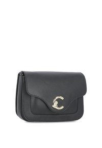 Borsa a mano in pelle nera con superficie testurizzata, chiusura a patta e un accento in tonalità oro a forma di lettera C. Forma rettangolare compatta.