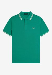 Polo vert en coton, avec un col à rayures blanches, une patte de boutonnage à trois boutons et un petit logo sur la poitrine.
