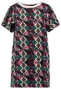 Robe à manches courtes avec un motif géométrique multicolore comprenant du rose, vert, noir et or, avec un col rond et une coupe décontractée.
