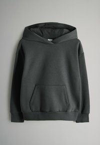 Tmavošedá mikina s kapucňou vyrobená z mäkkého materiálu, s veľkou kapucňou, prednou kapsou a rebrovanými manžetami a lemom. Jednoduchý, minimalistický dizajn.
