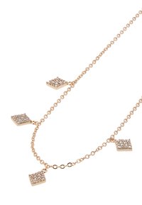 Guldtonet halskæde med en kæde og fire kvadratiske vedhæng, hver udsmykket med små klare sten sat i et gittermønster.