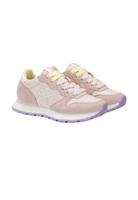Zapatillas de ante y sintético en color rosa con acentos en blanco y amarillo, con suela morada, puntera redonda y cordones planos.