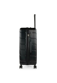 Maleta dura negra con un acabado texturizado, mango retráctil y cuatro ruedas. Cuenta con una cerradura de combinación y acentos moldeados.