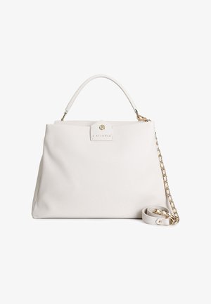 Bílá kožená kabelka se strukturovaným tvarem, horním uchem a zlatým řetízkovým popruhem. Obsahuje logo a hladký povrch.
