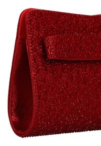 Rote Clutch-Tasche mit strukturierter Oberfläche und mehreren facettierten Akzenten, flachem Oberteil und sicherem Klappverschluss. Glänzende Oberfläche.