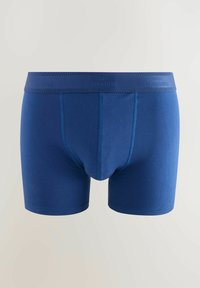Niebieskie bawełniane bokserki o dopasowanym kroju, z miękkim elastycznym pasem oraz kontrastowymi przeszyciami wzdłuż szwów.