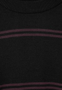 Schwarzer Strickpullover mit texturiertem Finish, der zwei horizontale bordeauxrote Streifen in der Mitte und einen gerippten Halsausschnitt aufweist.