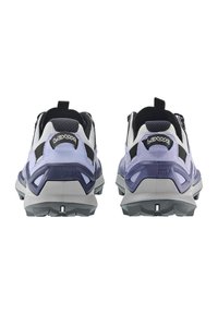 Le scarpe da hiking Lowa presentano una tomaia in rete viola e nera, un collare imbottito e una robusta suola in gomma grigia con una superficie testurizzata per una migliore aderenza.