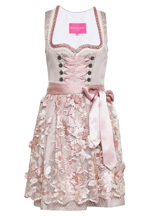 Robe dirndl en satin rose avec tablier en dentelle florale, devant à ruban style corset, et grand nœud à la taille.