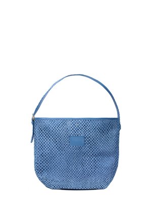 Borsa a tracolla blu intrecciata con una singola tracolla e dettaglio rettangolare sulla parte anteriore, mostrata su sfondo bianco.