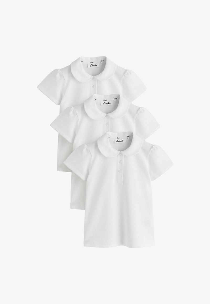 Trois polos blancs à manches courtes avec cols arrondis, patte de boutonnage et étiquettes de la marque Clarks empilées verticalement.