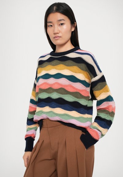Kleurrijke gebreide trui met golvende strepen in verschillende kleuren, waaronder roze, groen, marineblauw en mosterd. Geribbelde marineblauwe manchetten en zoom.