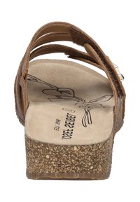 Sandale en cuir marron avec plusieurs brides, un footbed en liège rembourré et une semelle extérieure en caoutchouc texturé. Comprend le logo de la marque imprimé à l'intérieur.