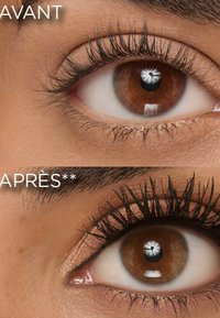 Images avant et après d'un œil, mettant en avant une couleur brune naturelle, de longs cils proéminents et un maquillage des yeux notable avec des accents scintillants.