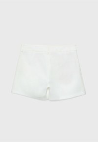 Short blanc taille haute avec passants de ceinture, devant plat et coutures minimales, présenté sur un fond gris clair uni.