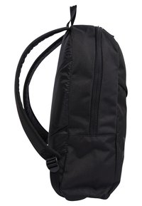 Sac à dos noir avec des bretelles rembourrées, compartiment principal zippé et une poignée de transport en haut, vu de côté sur un fond blanc.