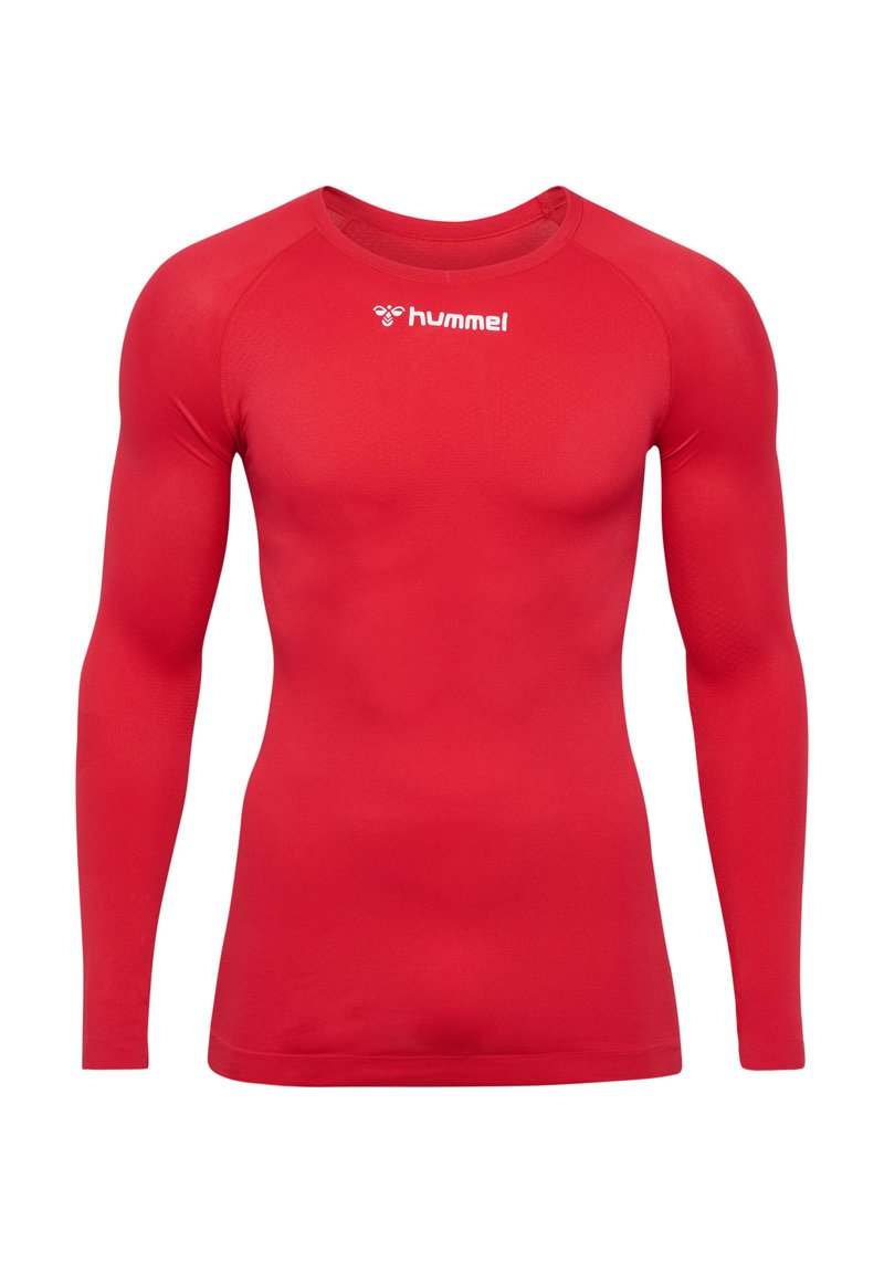 Rode lange mouw sportshirt gemaakt van glad, rekbaar materiaal. Heeft een ronde halslijn en een logo op de bovenste borst.