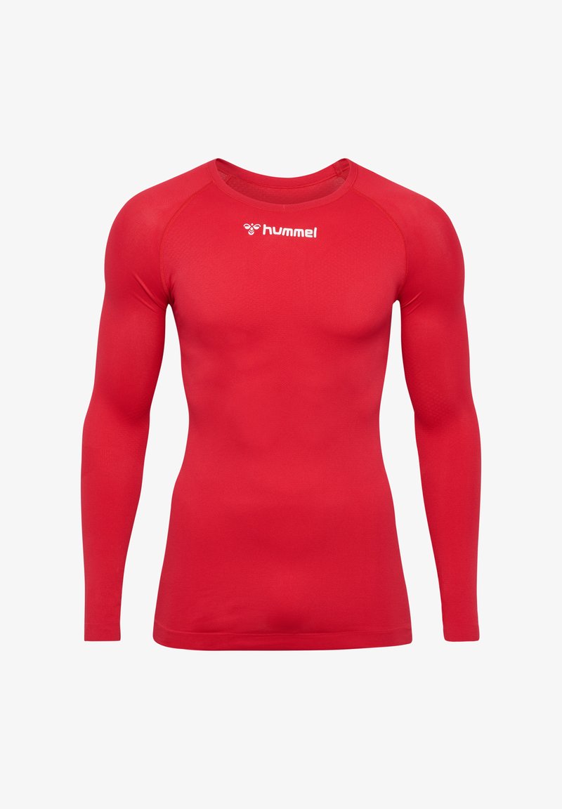 Maglietta sportiva rossa a maniche lunghe, realizzata in tessuto liscio ed elastico. Presenta un collo rotondo e un logo sulla parte superiore del petto.