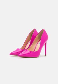 Różowe lakierowane szpilki z ostrym noskiem i obcasem typu stiletto, o gładkim, błyszczącym wykończeniu i eleganckim designie.