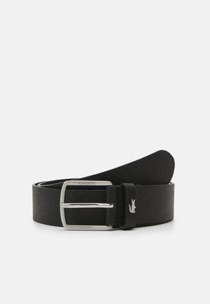 Curea din piele neagră cu o cataramă din metal argintiu, cu branding embosat și un finisaj ușor texturat. Lățime standard cu un capăt conic.