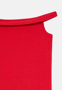 Top in cotone rosso a coste, con ampio scollo a spalla e senza maniche, dalla texture liscia e siluetta aderente.