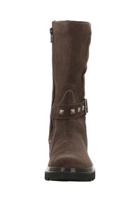 Braune Wildleder-Stiefel bis zur Wade mit schwarzer Sohle, dekorativem Riemen mit silbernen quadratischen Nieten und sichtbaren Nähdetails.
