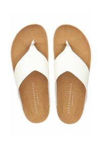 Des tongs blanches avec une sangle texturée et une semelle intérieure en liège doux, dotées d'un entre-doigt et d'un design minimaliste. Nom de la marque imprimé sur la semelle.