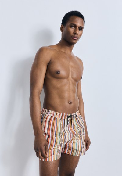 Short de bain à rayures verticales multicolores, taille élastique avec cordon de serrage. Tissu léger, longueur au genou.