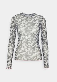 Blusa de manga longa feita de tecido transparente com um padrão de borboletas em preto e branco, com decote redondo e punhos com borda em formato de concha.