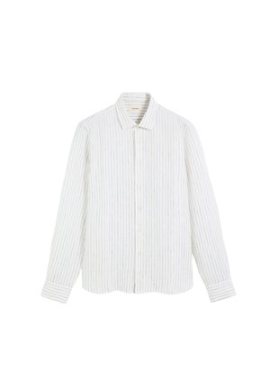 Camisa blanca de manga larga con botones, con finas rayas negras verticales y cuello clásico, colocada plana sobre fondo blanco.