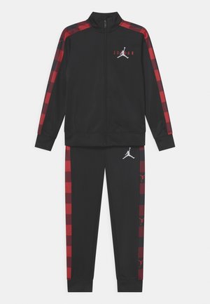 Czarno-czerwona kraciasta dres Jordan z kurtką na pełny zamek i dopasowanymi spodniami z logo Jumpman na piersi i nodze.