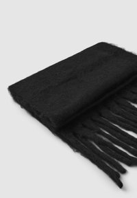 Czarny wełniany szalik z frędzlami; miękka tekstura i prostokątny kształt. Złożony o gęstym wykończeniu, odpowiedni do zapewnienia ciepła i stylu.